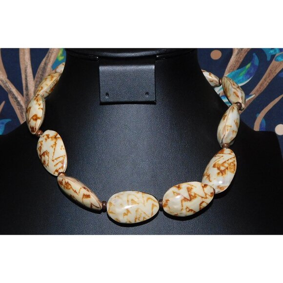 Vintage Beachy Brown And Tan Mottled Shell Beaded Necklace - Picture 3 of 3